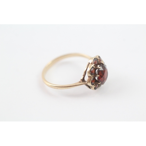 111 - 9ct gold vintage garnet cluster ring (2.1g) Size O