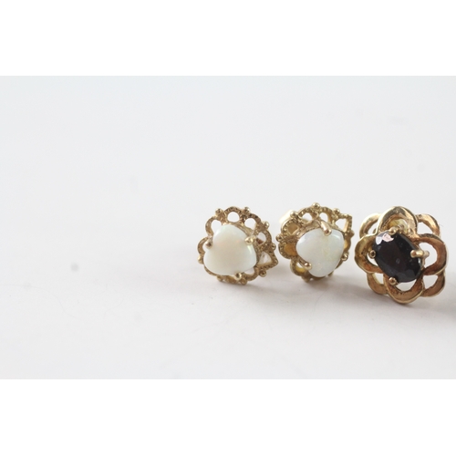 112 - 2x 9ct gold opal & sapphire stud earrings (2.2g)