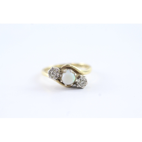 113 - 18ct gold vintage opal & diamond trilogy ring (4.1g) Size L