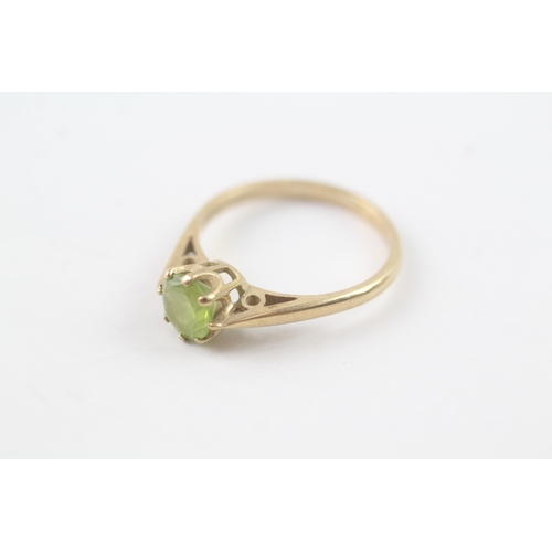 114 - 9ct gold vintage peridot solitaire ring (1.8g) Size M