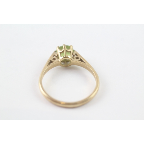 114 - 9ct gold vintage peridot solitaire ring (1.8g) Size M