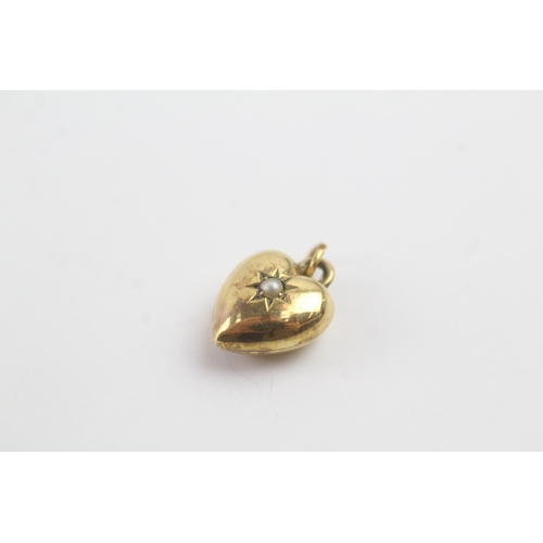 122 - 9ct gold antique star set seed pearl heart shape charm (0.5g)