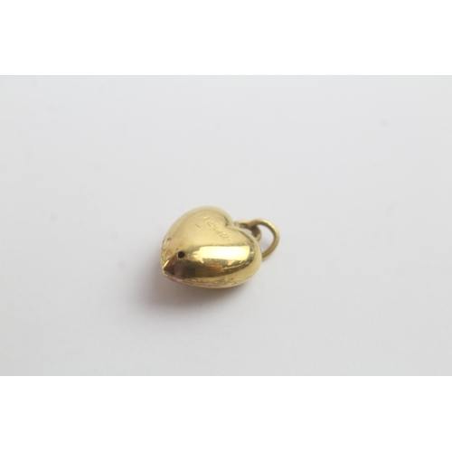 122 - 9ct gold antique star set seed pearl heart shape charm (0.5g)