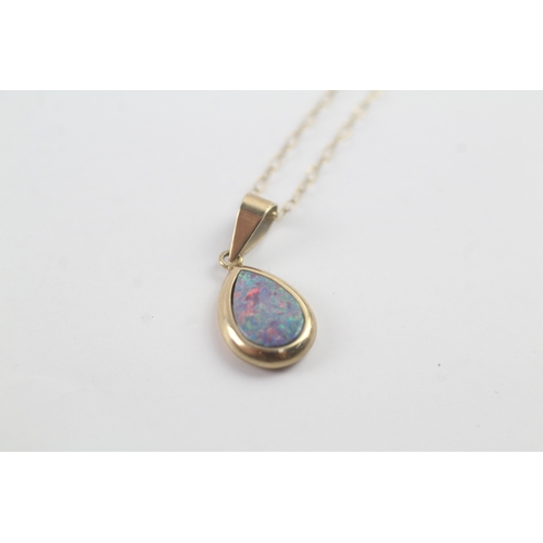 124 - 9ct gold opal pendant on chain (1g)