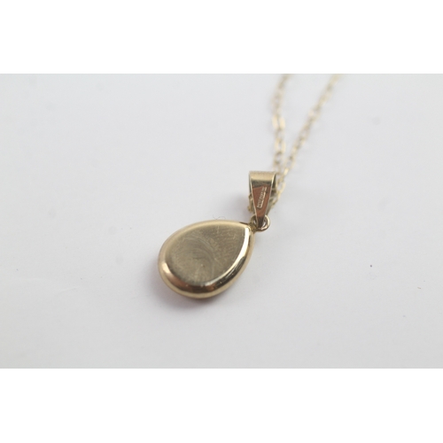 124 - 9ct gold opal pendant on chain (1g)