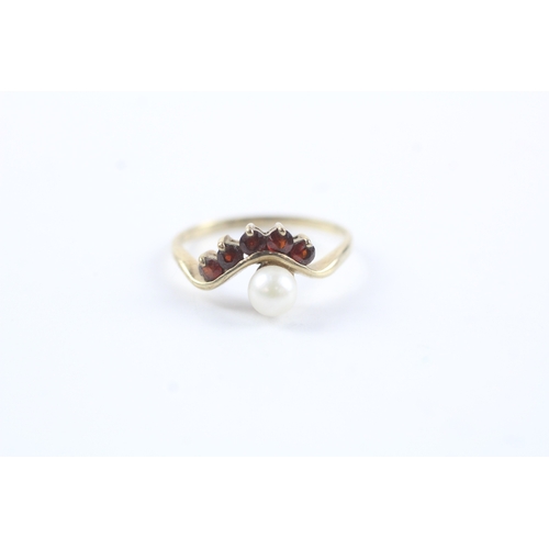 134 - 9ct gold cultured pearl & garnets dress ring (1.7g) Size M 1/2