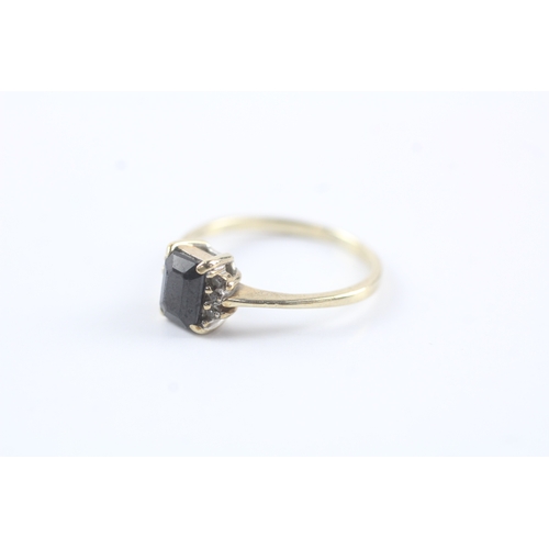 147 - 9ct gold diamond & sapphire dress ring (2.2g) Size P