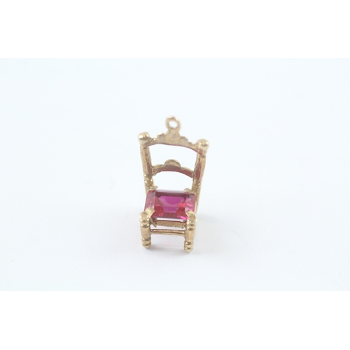 150 - 9ct gold red gemstone throne chair charm (2.7g)