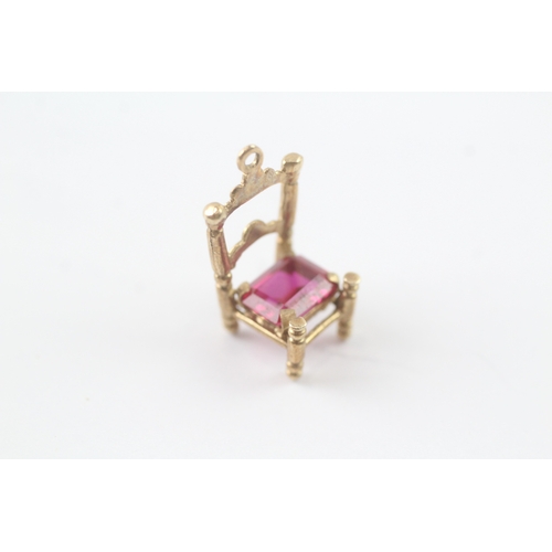 150 - 9ct gold red gemstone throne chair charm (2.7g)