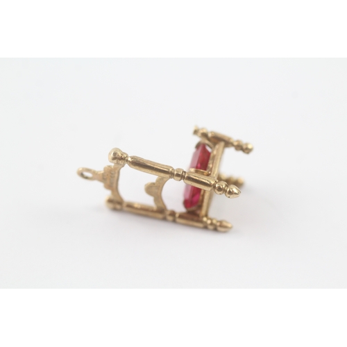 150 - 9ct gold red gemstone throne chair charm (2.7g)