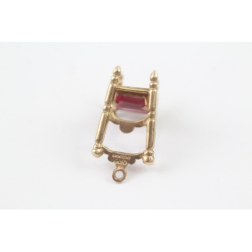 150 - 9ct gold red gemstone throne chair charm (2.7g)