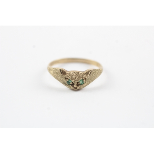 157 - 9ct gold emerald eyed cat ring (1.5g) Size N