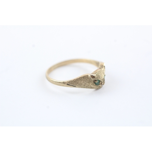 157 - 9ct gold emerald eyed cat ring (1.5g) Size N