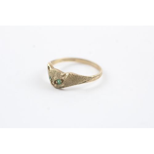 157 - 9ct gold emerald eyed cat ring (1.5g) Size N