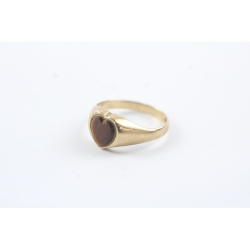 159 - 9ct gold heart shaped tiger eye dress ring (2.6g) Size M 1/2