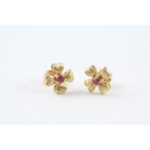 171 - 18ct gold pink gemstone floral stud earrings (1.7g)