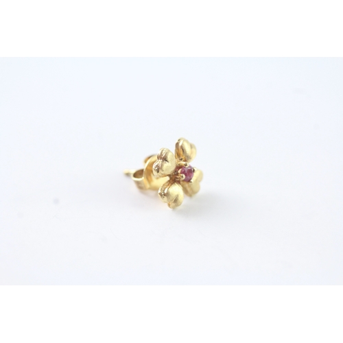 171 - 18ct gold pink gemstone floral stud earrings (1.7g)