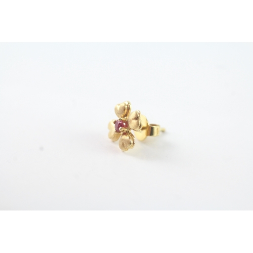 171 - 18ct gold pink gemstone floral stud earrings (1.7g)