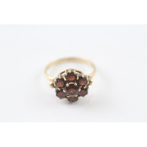 18 - 9ct gold garnet cluster ring (2.9g) Size M