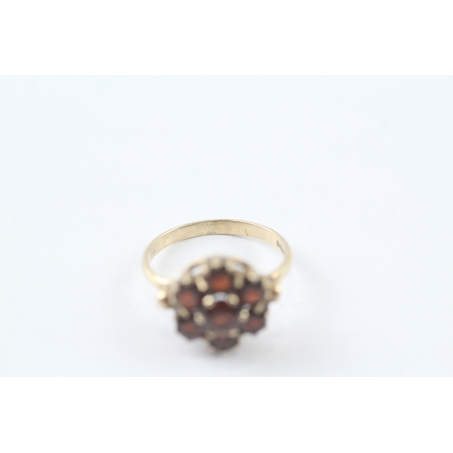 18 - 9ct gold garnet cluster ring (2.9g) Size M