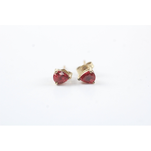 183 - 9ct gold red gemstone stud earrings (0.8g)