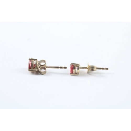 183 - 9ct gold red gemstone stud earrings (0.8g)