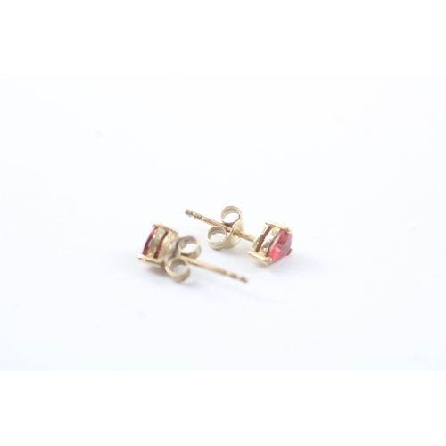 183 - 9ct gold red gemstone stud earrings (0.8g)