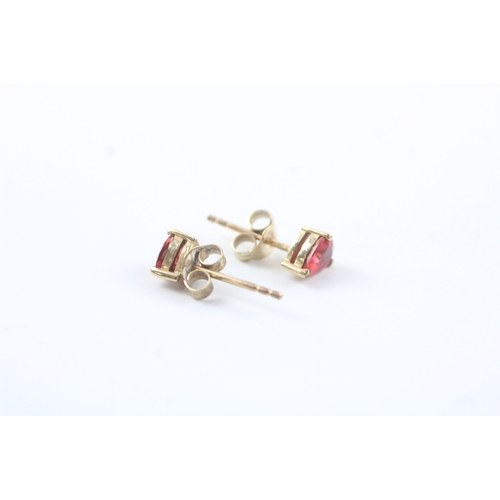 183 - 9ct gold red gemstone stud earrings (0.8g)