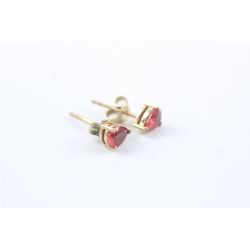 183 - 9ct gold red gemstone stud earrings (0.8g)