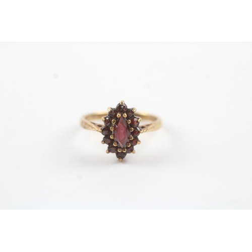 189 - 9ct gold garnet cluster dress ring (3.1g) Size O