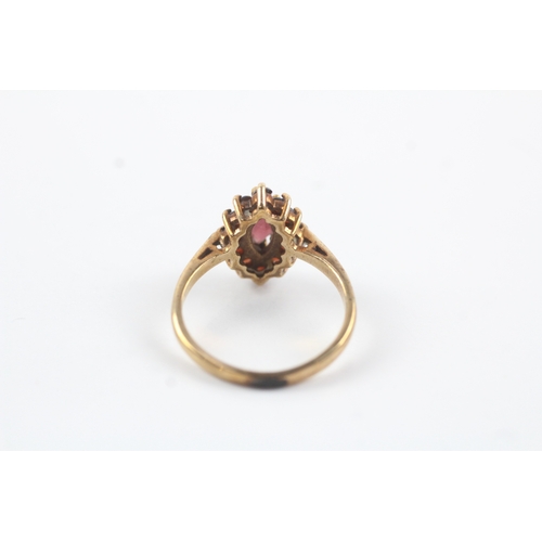 189 - 9ct gold garnet cluster dress ring (3.1g) Size O