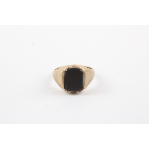 193 - 9ct gold onyx signet ring (3.6g) Size M