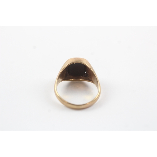 193 - 9ct gold onyx signet ring (3.6g) Size M