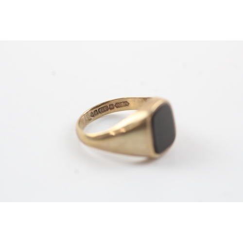 193 - 9ct gold onyx signet ring (3.6g) Size M