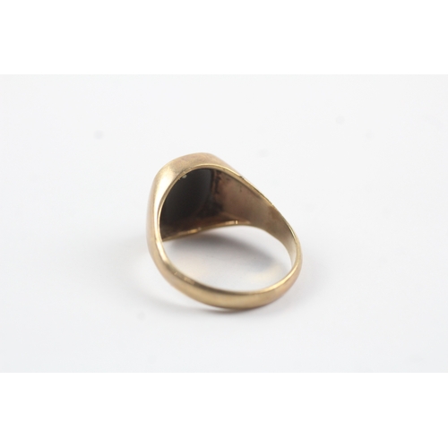 193 - 9ct gold onyx signet ring (3.6g) Size M