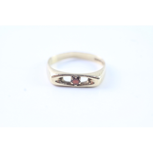 204 - 9ct gold vintage garnet single stone ring (2.2g) - as seen - misshapen Size M 1/2