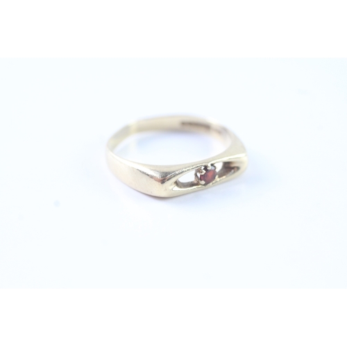 204 - 9ct gold vintage garnet single stone ring (2.2g) - as seen - misshapen Size M 1/2