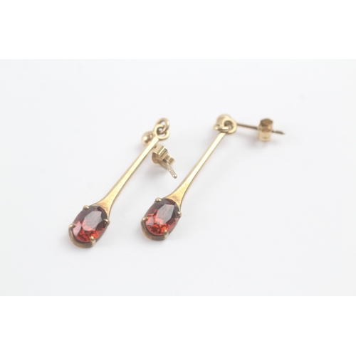 229 - 9ct gold garnet drop earrings (2.2g)