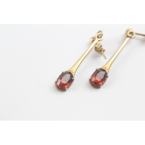 229 - 9ct gold garnet drop earrings (2.2g)