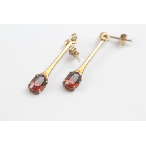 229 - 9ct gold garnet drop earrings (2.2g)