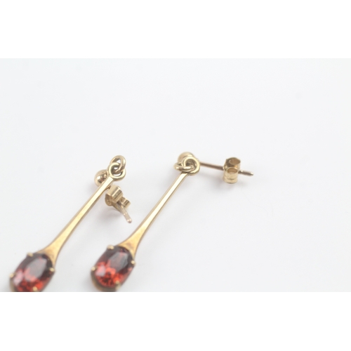 229 - 9ct gold garnet drop earrings (2.2g)