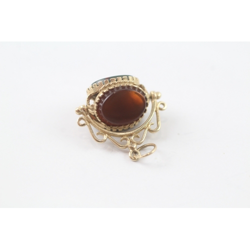 232 - 9ct gold bloodstone, carnelian and onyx swivel fob (2.5g)