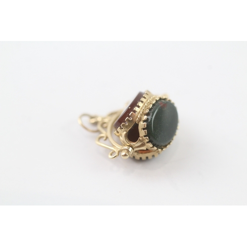 232 - 9ct gold bloodstone, carnelian and onyx swivel fob (2.5g)