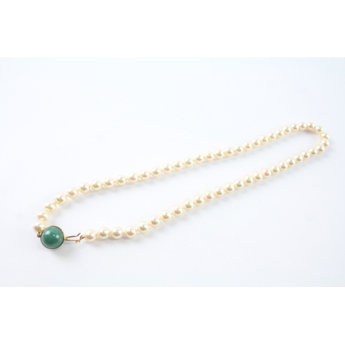 246 - 18ct gold cultured pearl and green gemstone necklace (32.7g)