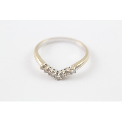 25 - 18ct gold diamond wishbone ring (2.4g) Size O 1/2