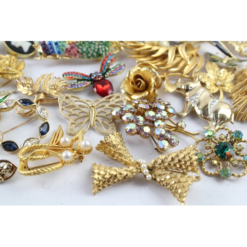 267 - Assortment of Gold Tone Costume Brooches 511g