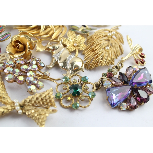 267 - Assortment of Gold Tone Costume Brooches 511g