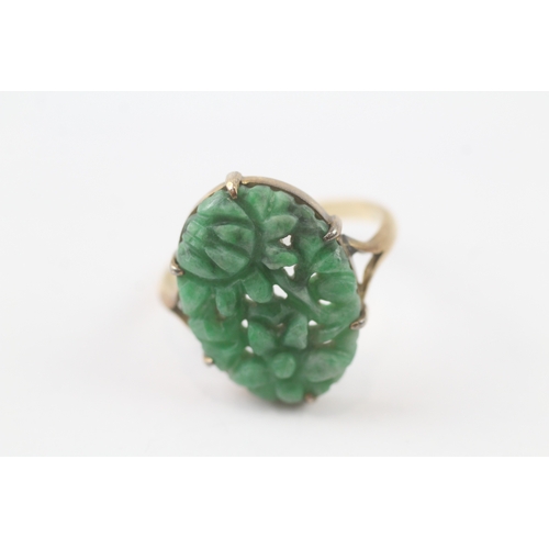 27 - 9ct gold carved green gemstone ring (3.5g) Size O 1/2