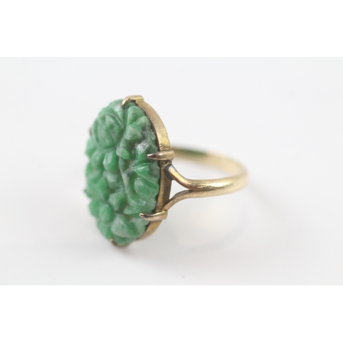 27 - 9ct gold carved green gemstone ring (3.5g) Size O 1/2