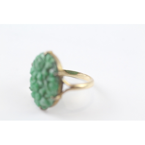 27 - 9ct gold carved green gemstone ring (3.5g) Size O 1/2